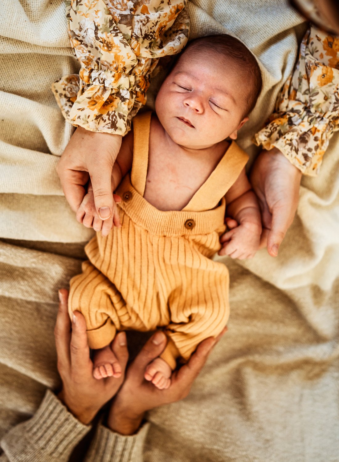 in-home-lifestyle-newborn-photography-session-ramstein-germany (12).jpg