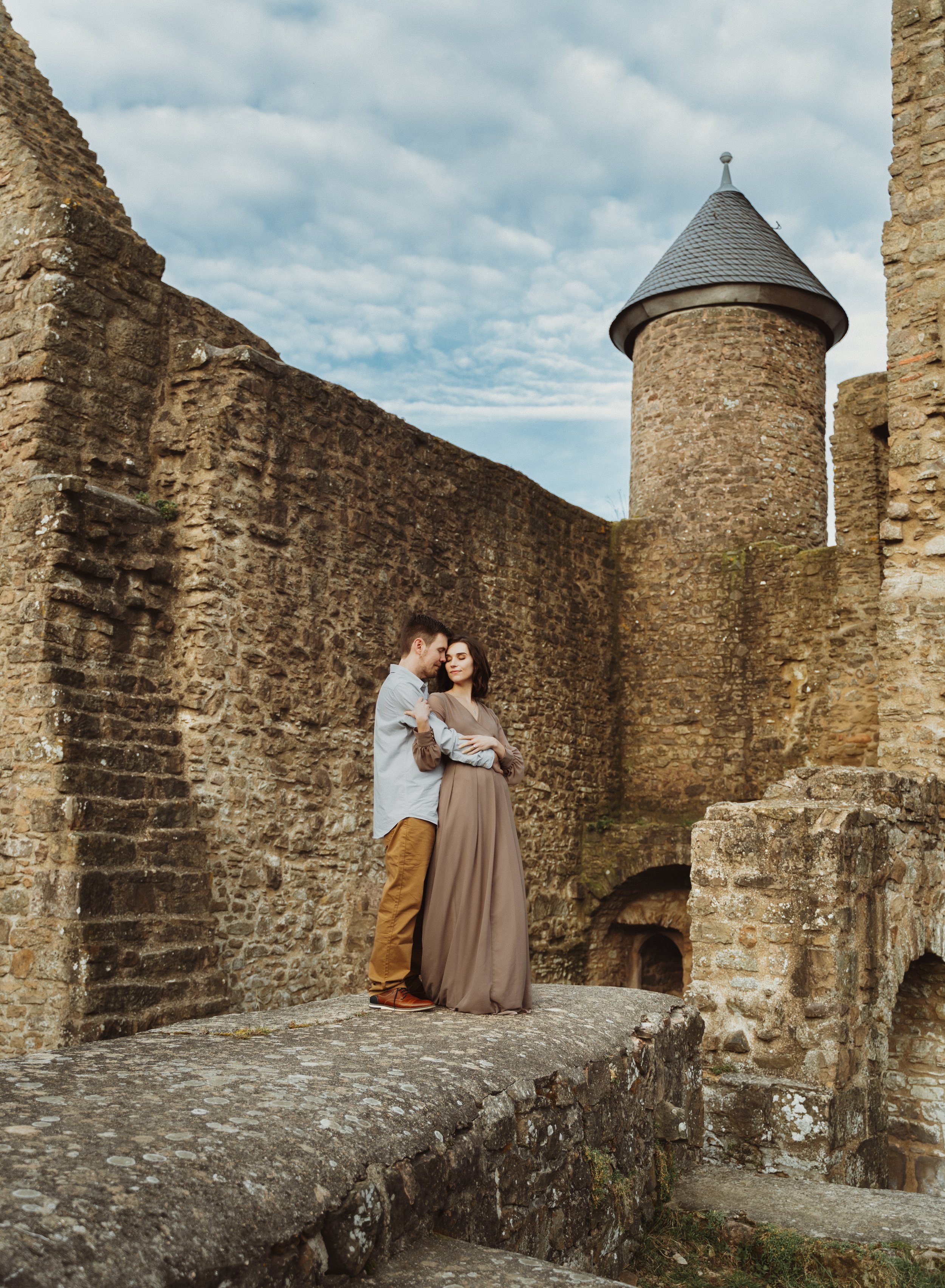 young-couple-at-romantic-engagment-session-at-burg-lichtenberg-castle-in-kusel-for-emotive-photoshoot (11).jpg