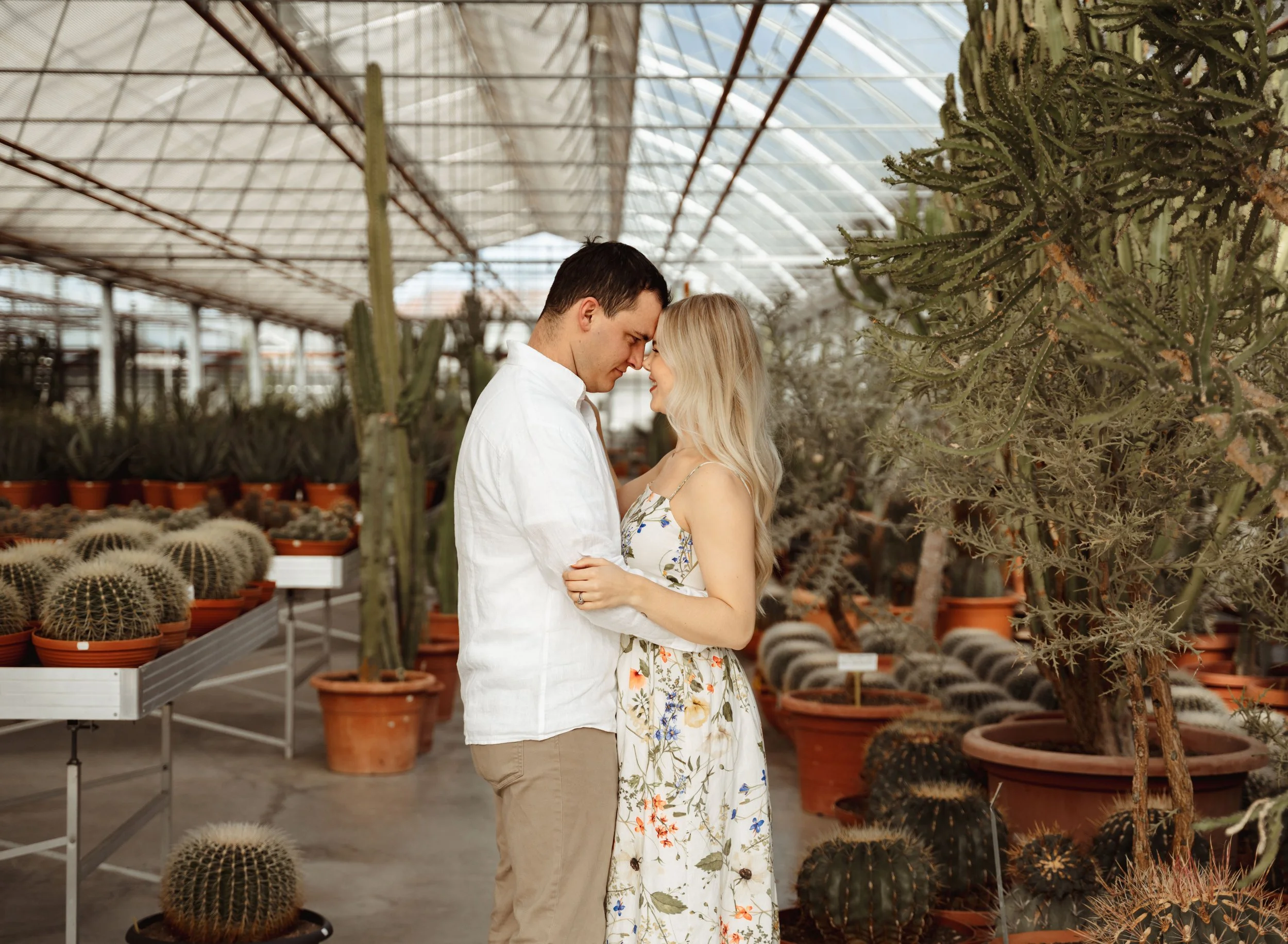 pregnancy_announcement_photo-session_at_kakteenland_Steinfeld_greenhouse_boho (4).jpg