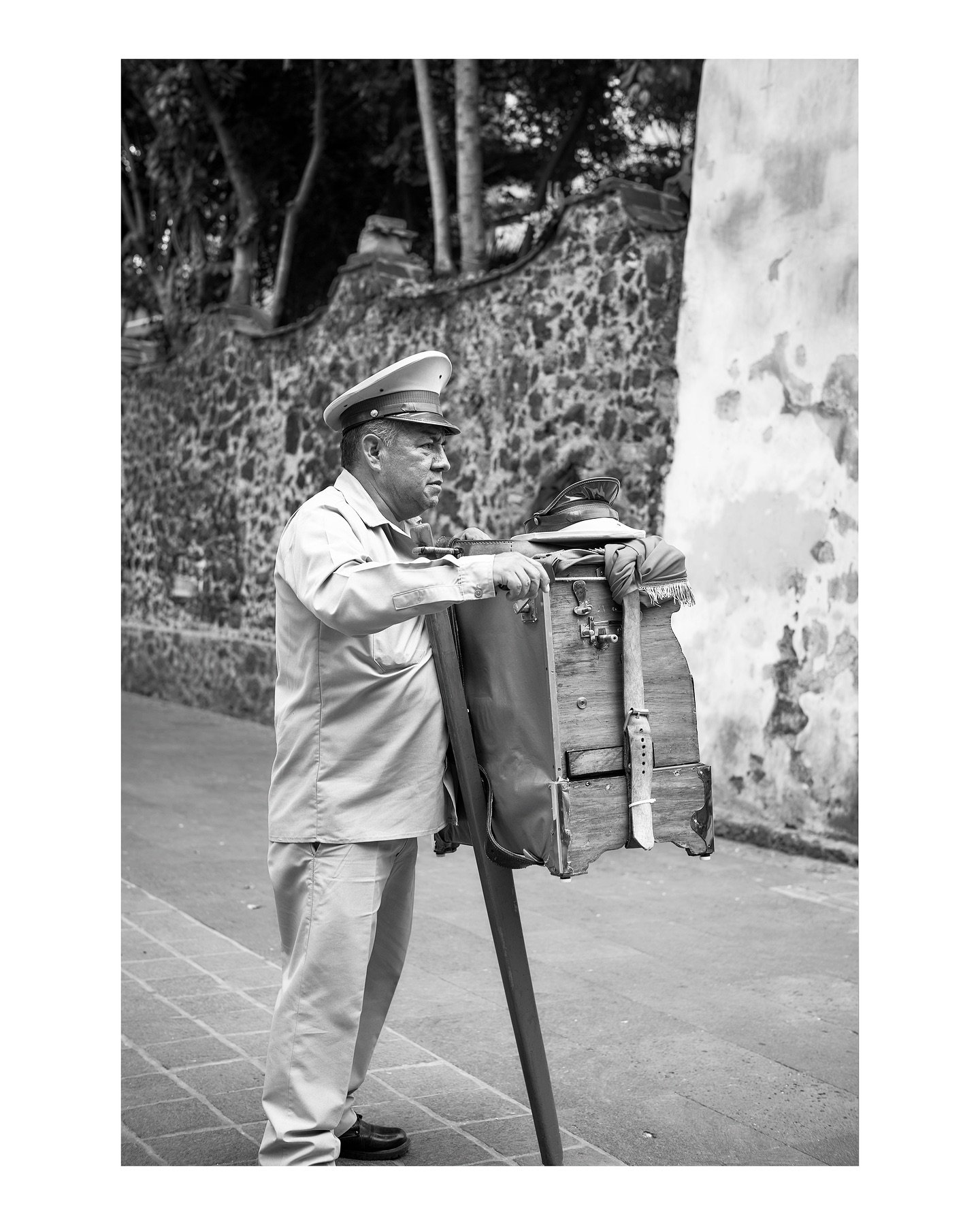 Organ Grinder. Mexico City. 2023
.
.
.
#mexico🇲🇽 #cdmx #blackandwhitephotography #leicamonochrom #leicaphotography