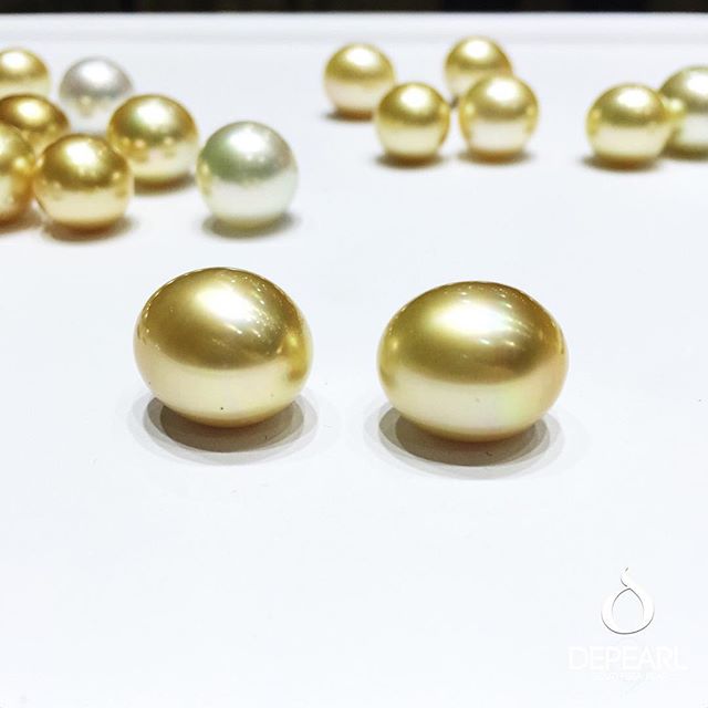 The off-shape (adj.): a general term used to describe a non-round pearls. A pearl oyster would react instinctively when it produces the layers and so gives birth to pearls of wide range of shape and size. Even though round pearls are the creme de la 