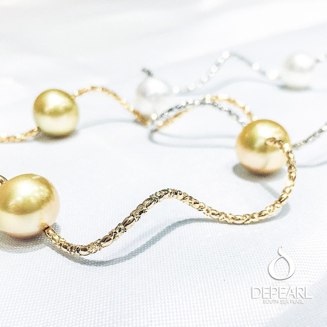 Twin Bracelet by Depearl

Gold 18k ft. 3pcs South Sea Pearls