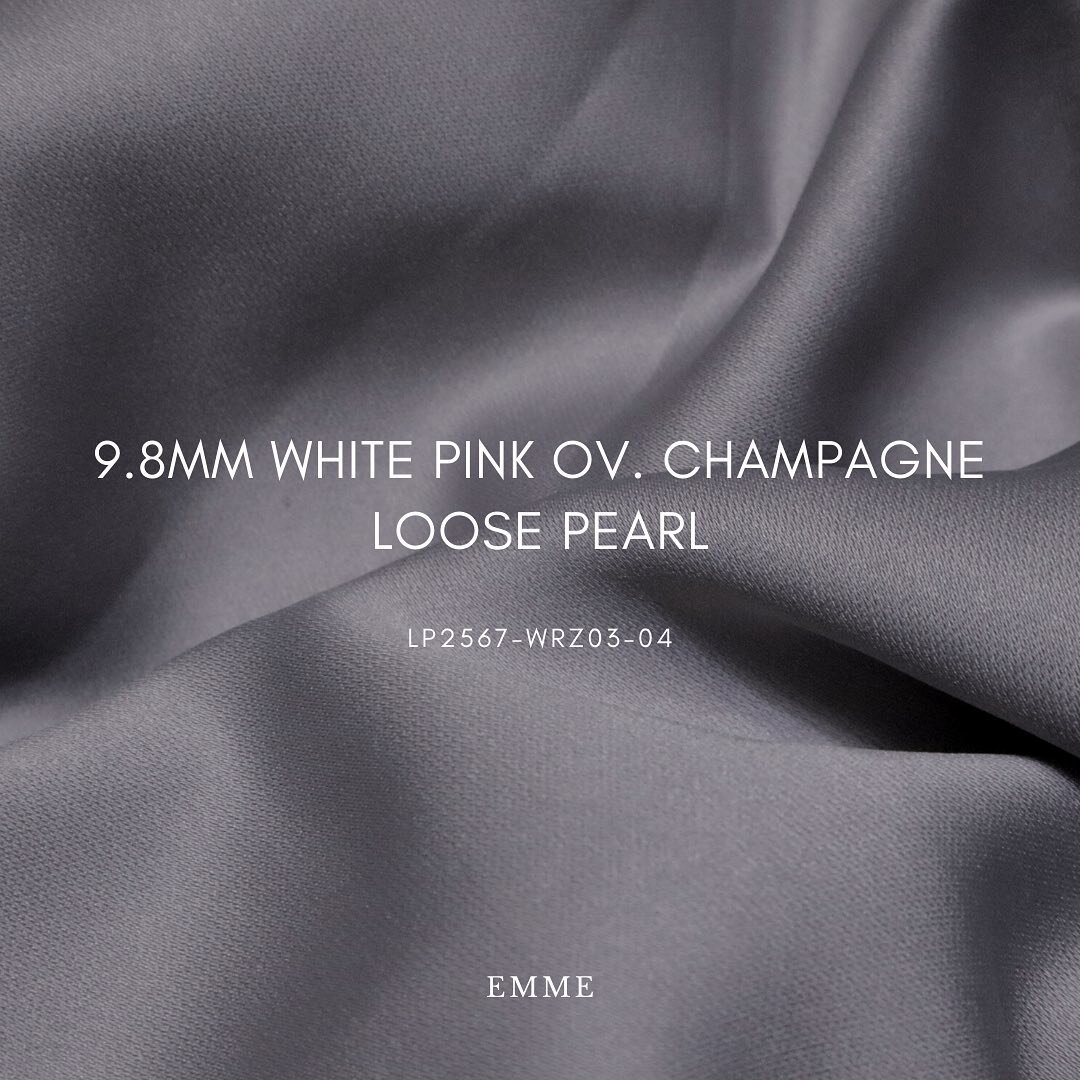 White pink with a little shade of champagne pearl. Pearl with white pink colour that make everything looks blend. The white pink color is not so strong which is good with neutral daylook or glamlook. White pink brings calm and luxury at the same time