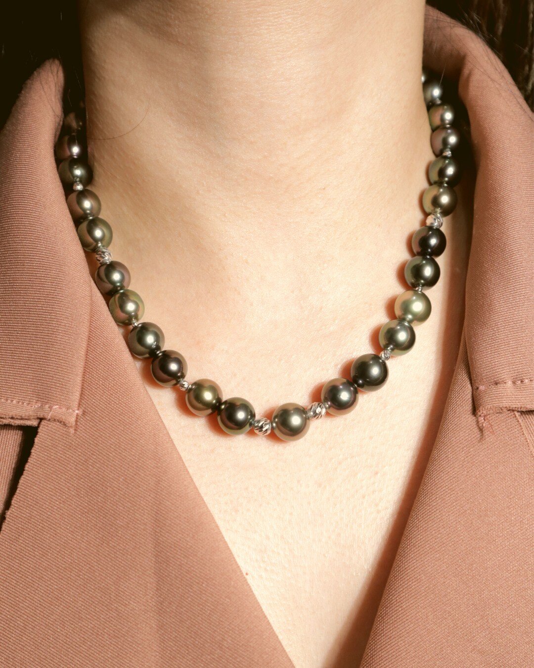 Our black pearl comes from Tahiti. This colour creates a special meaning for those who wear it

#DEPEARL #DPBlack #DPNecklace #DPRound #pearl #southseapearl #southsea #jewelry #pearljewelry #indonesianjewelry