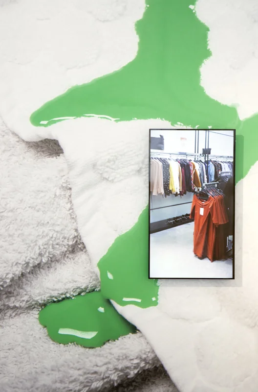 Untitled (Folds, Green), 2018, Wallpaper, 2,6 x 4 m Untitled (Zara Air Conditioning), 2018, HD-Video, 0:27 min