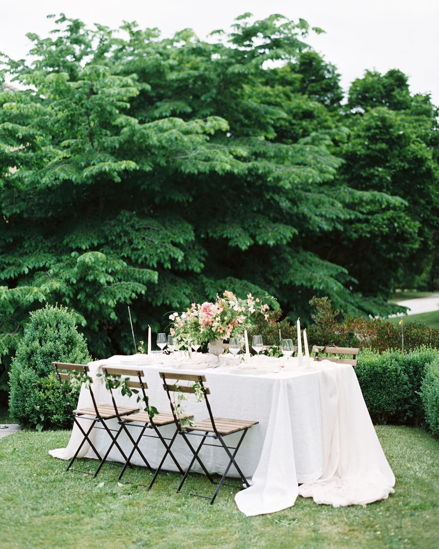 A dreamy spring luncheon 🌿

Photography @sherimcmahonphotography 
Styling @sandrachaudesign 
Flowers @idyllstudio.co 
Hair and makeup @emmamcgillmakeup
Calligraphy @littleduckcalligraphy 
Gown @babushkaballerina 
Models @izaaklove @biancawood1