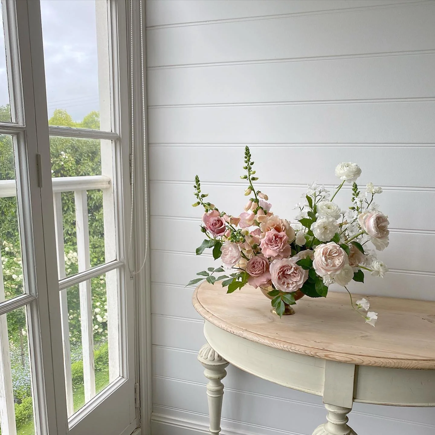 A treat to have @missfleuriste adorning the corners of The Coach House with her beautiful florals 🌸