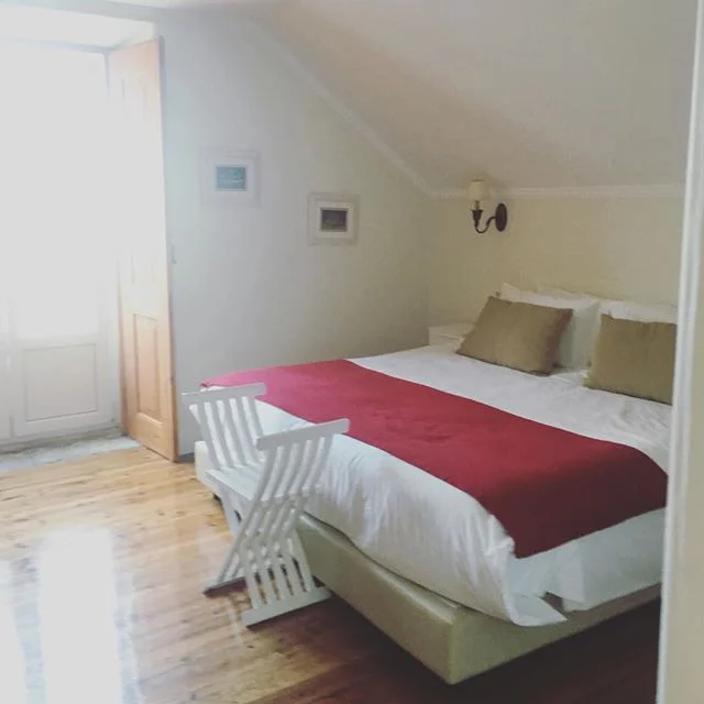 Our rooms are spacious, clean, and will make you feel right at home! Come stay at #CasaDoMercadoLisboa and relax in one of our cottage style rooms that are all in our beautiful traditional #Lisbon #Townhouse 💚
#HomeAwayFromHome #GreenTourism #EcoTra