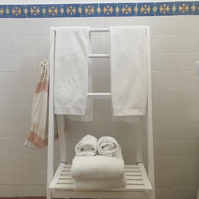 One way to help #SaveTheEnviroment is by reusing your towels. We keep it simple at #CasaDoMercadoLisboa
A towel on the floor we wash....
A towel hanging up means you'll reuse it...