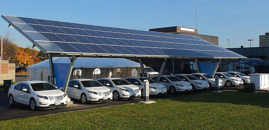 Both electric cars and renewable energy stand to gain significantly from cheaper storage. Mariordo/Wikimedia , CC BY-SA