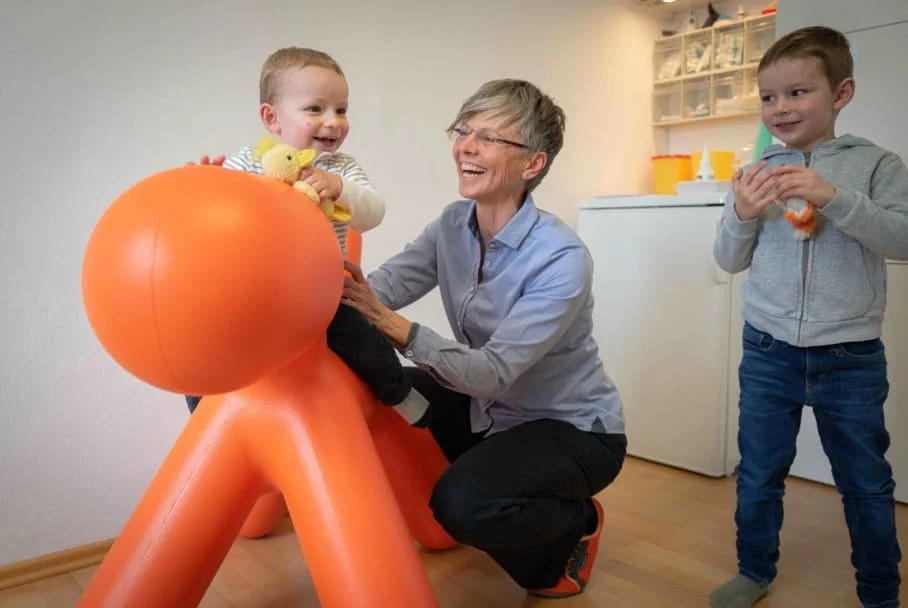 Kinderarzt Dr. Meider mit Baby in Starnberger Praxis