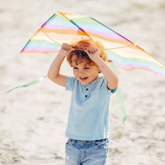 Reisemedizin - Kind laesst Drachen fliegen