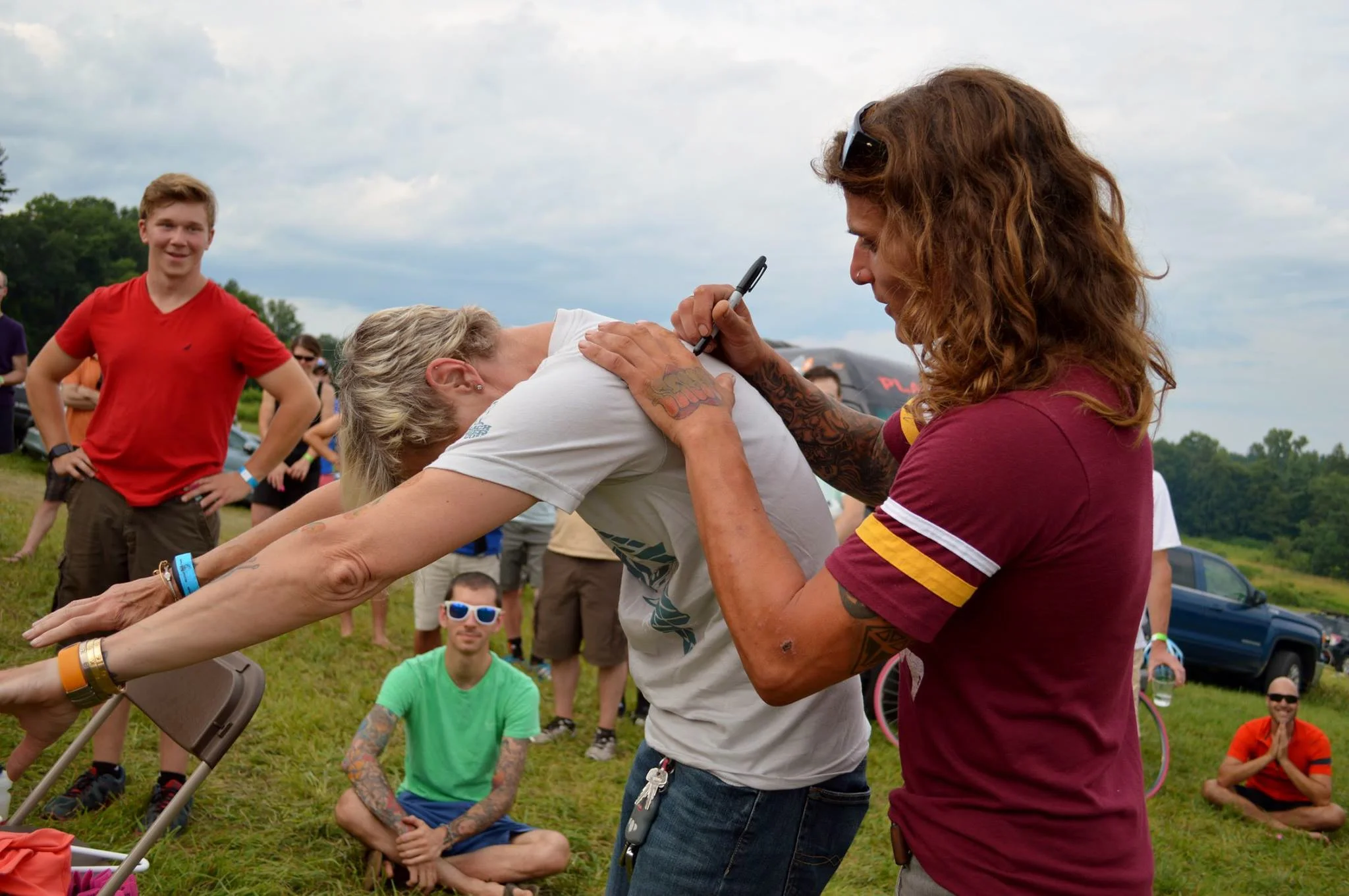 As a Fundo fundraiser, Lesli Cohen received extra raffle tickets at the 2015 Grand Fundo where she won an original t-shirt signed by JAM Fund Alum Anthony Clark (Squid Bikes). Photo by Meg McMahon.