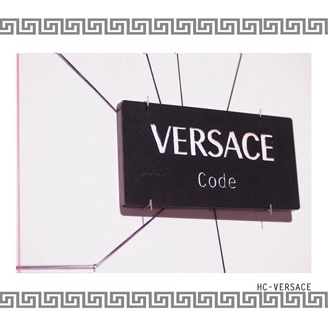 Do you know the DNA of Versace ?.
.
.
.
.
@versace_official 
#versace #versaceversace #hack #hackingcouture #versaceversaceversace #gianni #gianniversace #donatellaversace #avenuemontaigne #paris #milan #instasizebuen #love #life #enjoy #model #ootd 