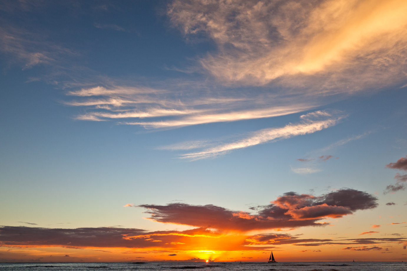 sailboat-on-the-horizon-of-hawaiian-sunset-travel-photographer.jpg