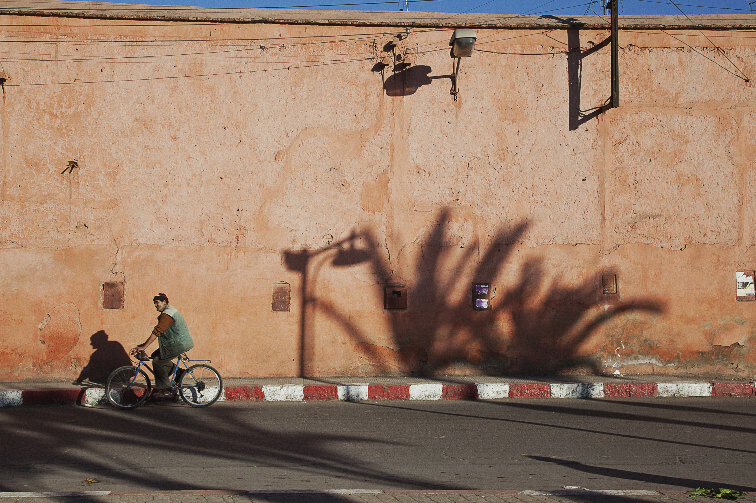 man-biking-in-marrkesh-travel-photographer.jpg