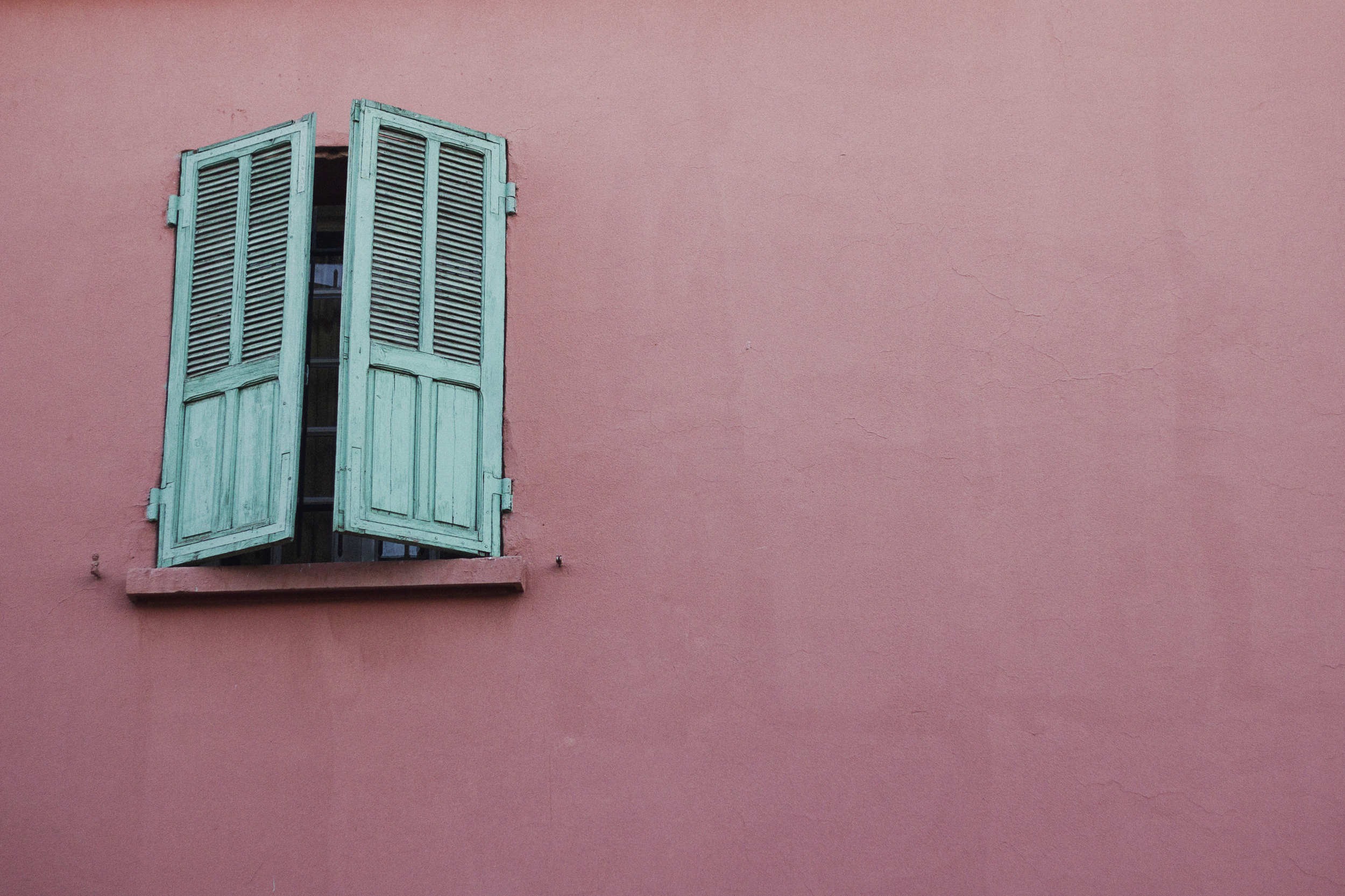 pink-wall-teal-shutters-travel-photographer.jpg