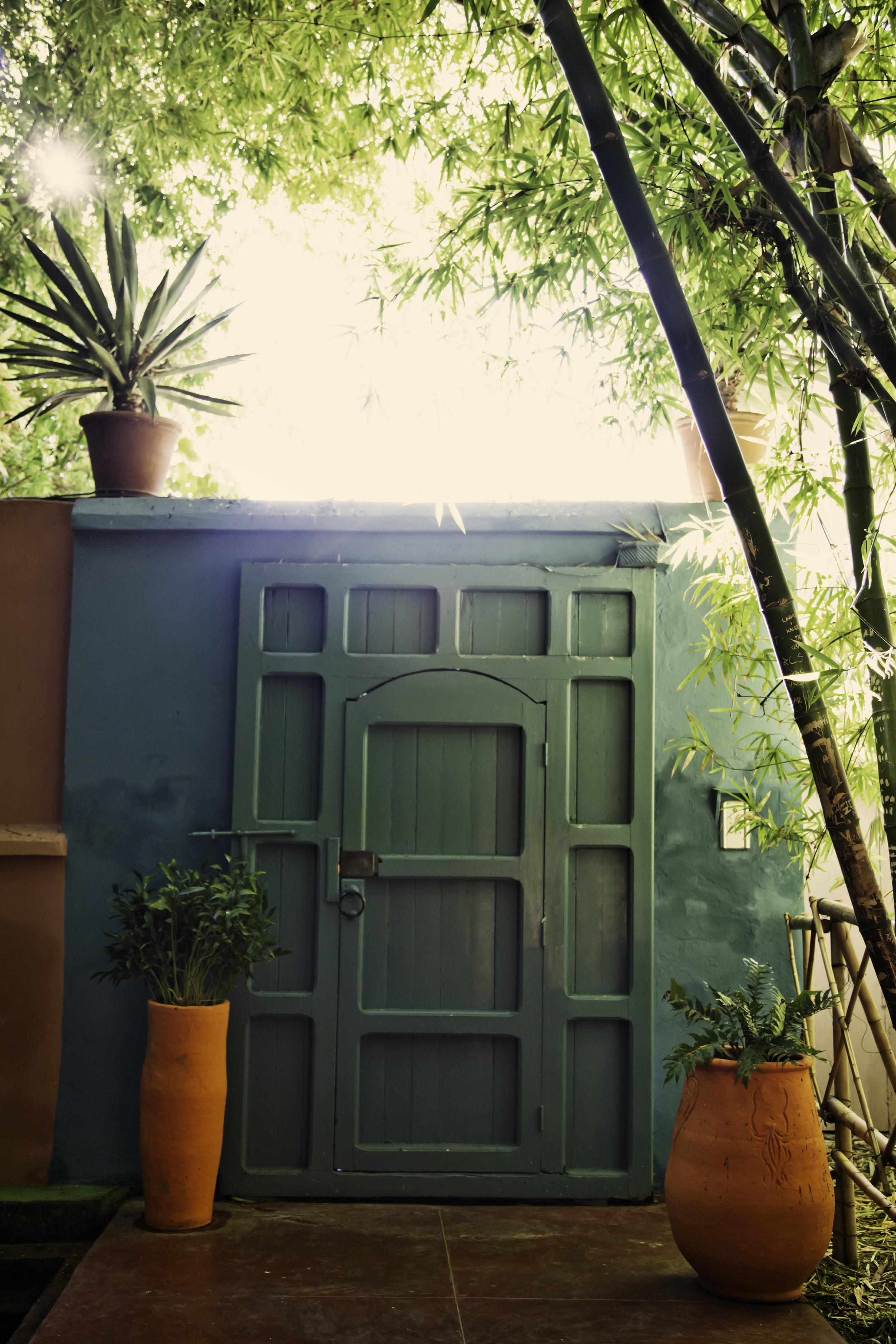 green-door-orange-vases-majorelle-gardens-travel-photographer.jpg