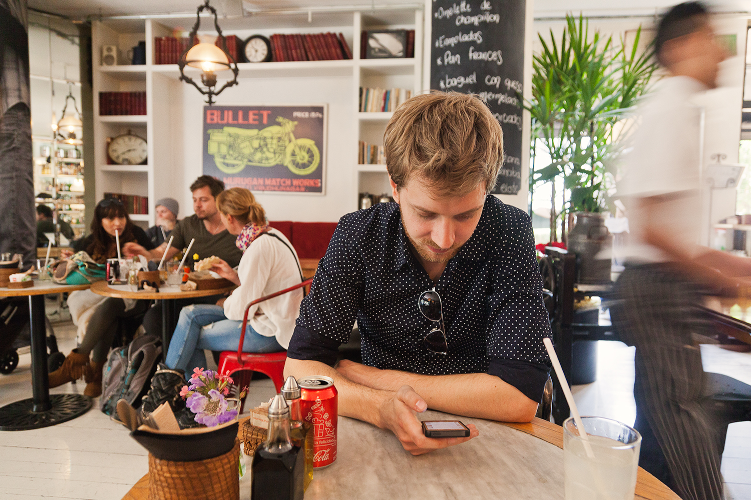 checking the phone in a restaurant mexico city cafe toscano.jpg