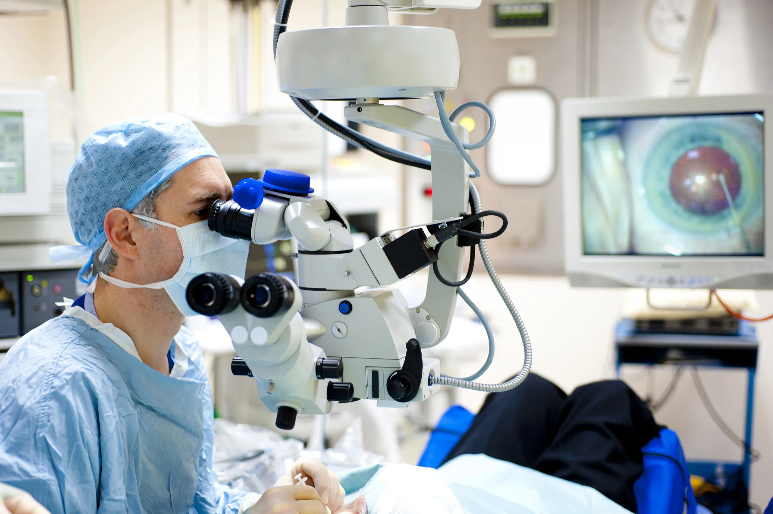 Peter-Baranyovits-Eye-Surgeon-Northants-operation-gy.jpg