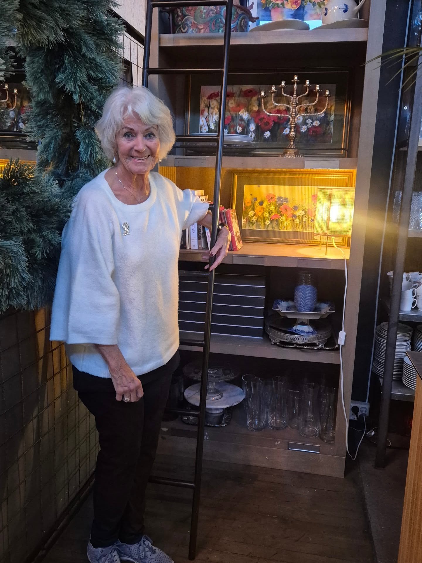 Vi er heldige og f&aring; l&aring;ne noen av bildene til nydelige Mona Thrygg! 🤩
De kan sees og kj&oslash;pes hos oss, en fin gave til den som har alt.💐

Vi har &aring;pent 14-18 idag. 
God s&oslash;ndag! 🍁🍂