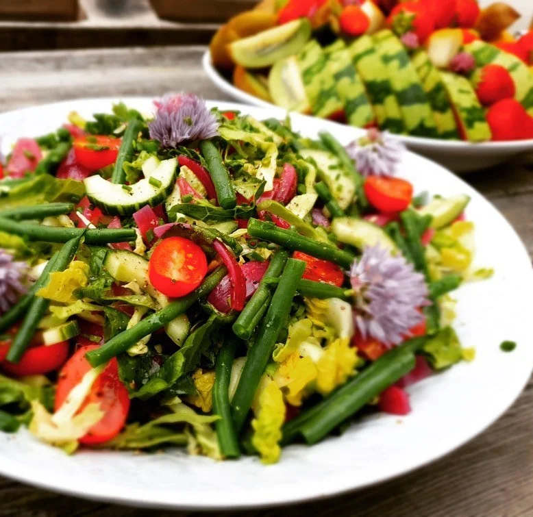 Politikerbes&oslash;k og matutlevering til sommerfest i dag.
Vi koser oss vettu!!😊

#catering #salat #sommersalat #sommermat #cateringservice 
#glasshyttaspiseri #morokulien #godmat