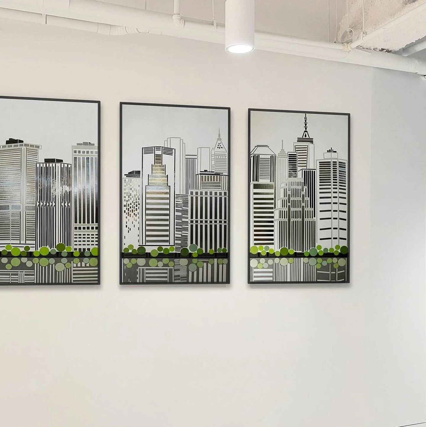 Commissioned for a financial services client in NYC&rsquo;s Financial District, this triptych blends skyline geometry with shimmering black glass and a pop of foliage. A precise but organic rendering of the river&rsquo;s reflection.
.
VISTA Steel Lig