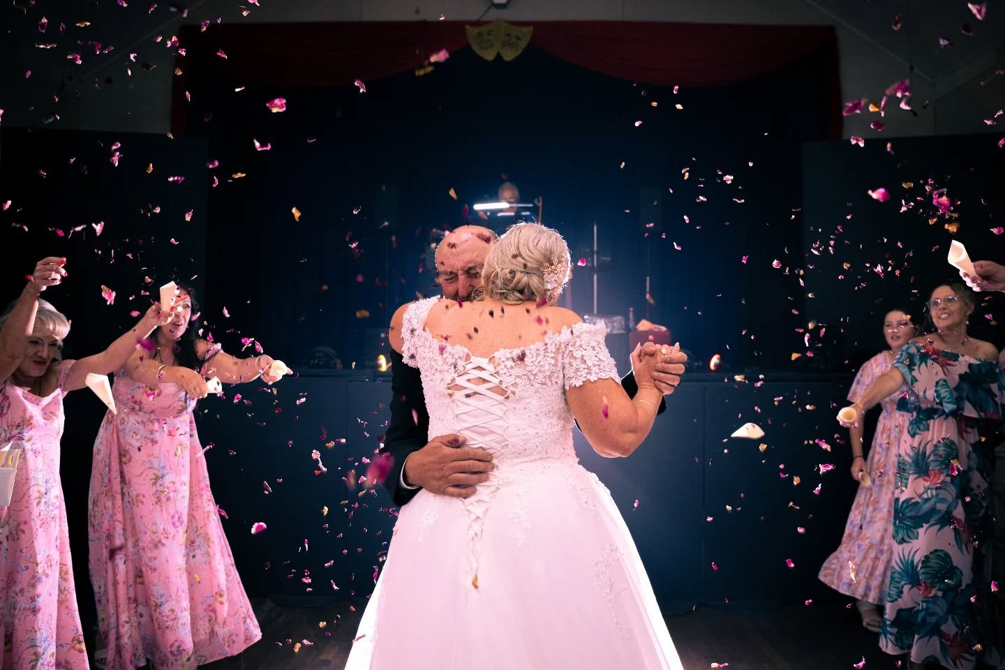 Donna &amp; Paul 15.03.2025
Country Weddings ❤
#bride #brideandgroom #firstdance #waltz #groom #wedding #wrddingdress #weddingphotography #bridal #weddingphotographer #weddingdiaries #married #love #petals