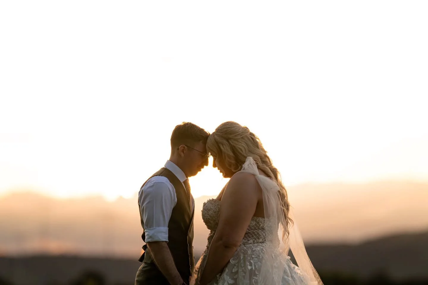 Evening glow over  Tegan &amp; Alex 💘 1.11.2025
🌅🌅🌅🌅🌅🌅🌅🌅🌅🌅🌅🌅🌅🌅🌅🌅🌅🌅🌅🌅🌅
#canberraweddings #weddingsofcanberra ##mynikonlife #sunsetportrait #love