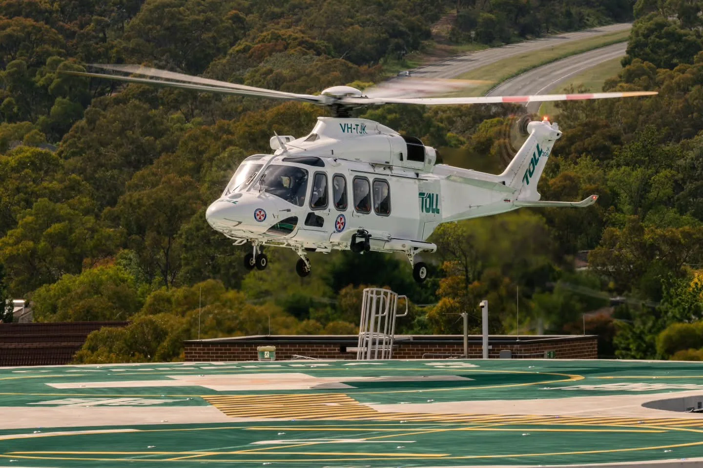 The hero's from @tollambulancerescue coming to land at Canberra Hospital.

While seeing these guys means someone is having a bad time, it is reassuring knowing these men &amp; women are here doing this vital work. Thank you for what you do.
⬜️⬜️⬜️⬜️⬜