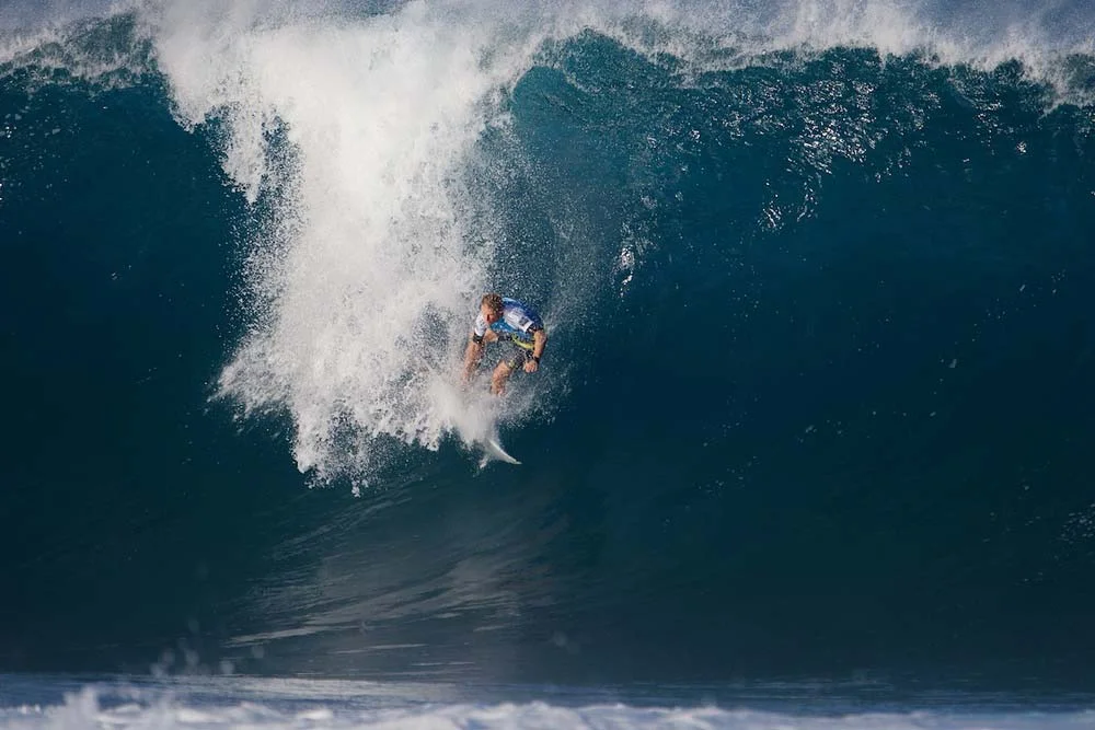 ^ BEDE DURBIDGE Side slipping on one of the most dangerous waves in the comp, resulting in a horrific wipe-out of epic proportions. Heavily smashed onto the worst spot on the reef at Pipeline, he eventually surfaced in pain, water patrol quickly delivered him to the beach and he was rushed to hospital.