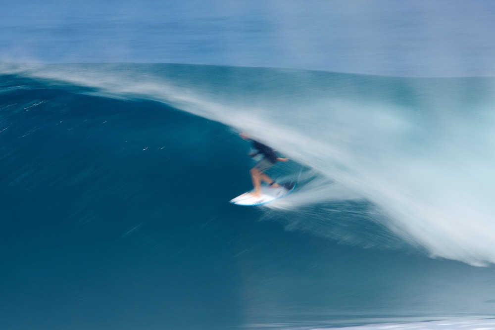   ^ MICK FANNING  Blurring the line at  off the wall  – Mick in a warm up session before the World Title at Pipe got under way. 