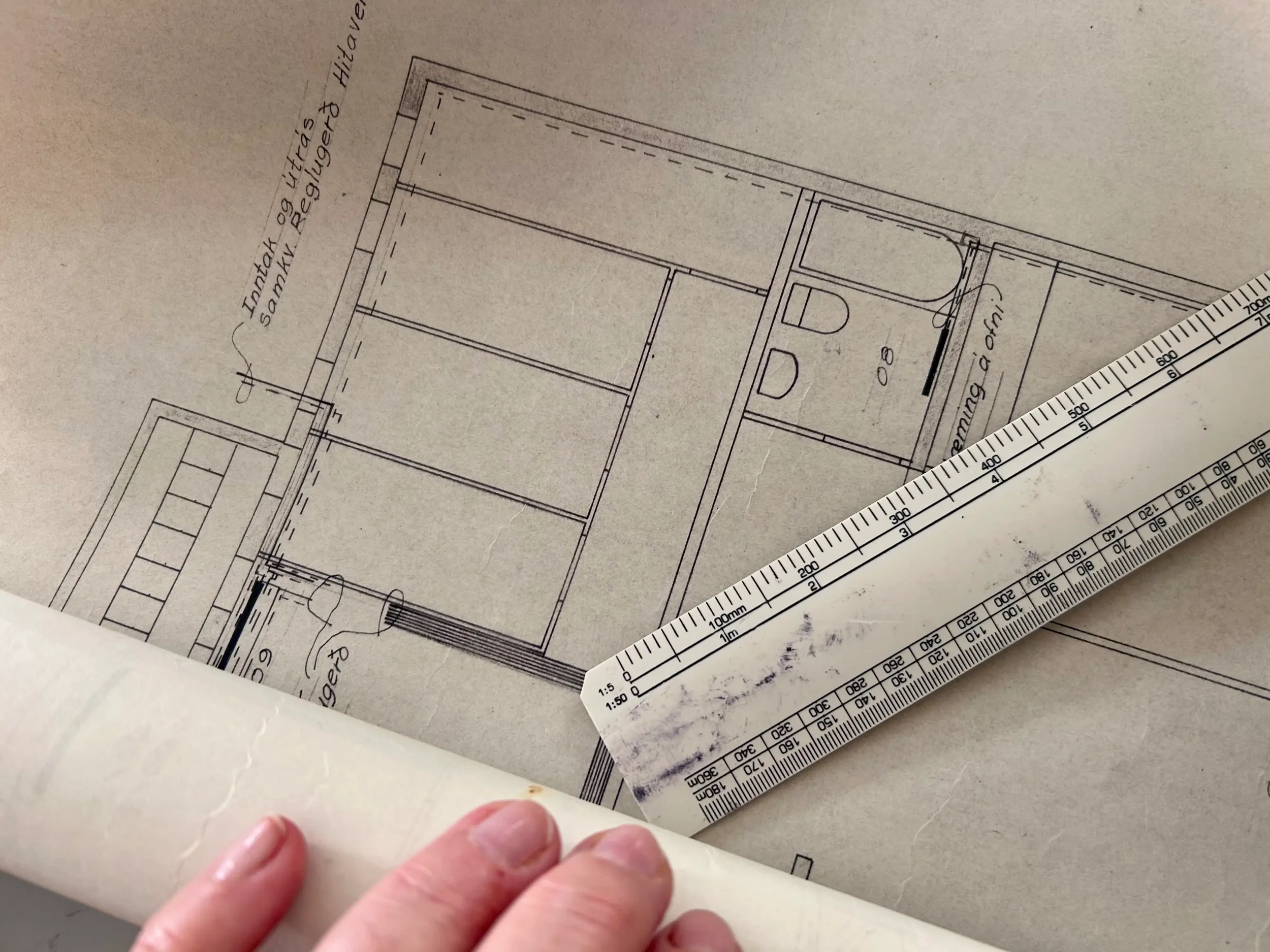 IMAGE: SAME SIMPLE PLAN DRAWN ONCE WITH ONE LINE WEIGHT AND ONCE WITH HIERARCHY