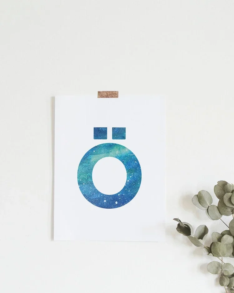 Graphic postcard featuring the Icelandic letter Ö filled with a Northern Lights watercolour. A unique Reykjavik souvenir and art print by Sonia Nicolson.