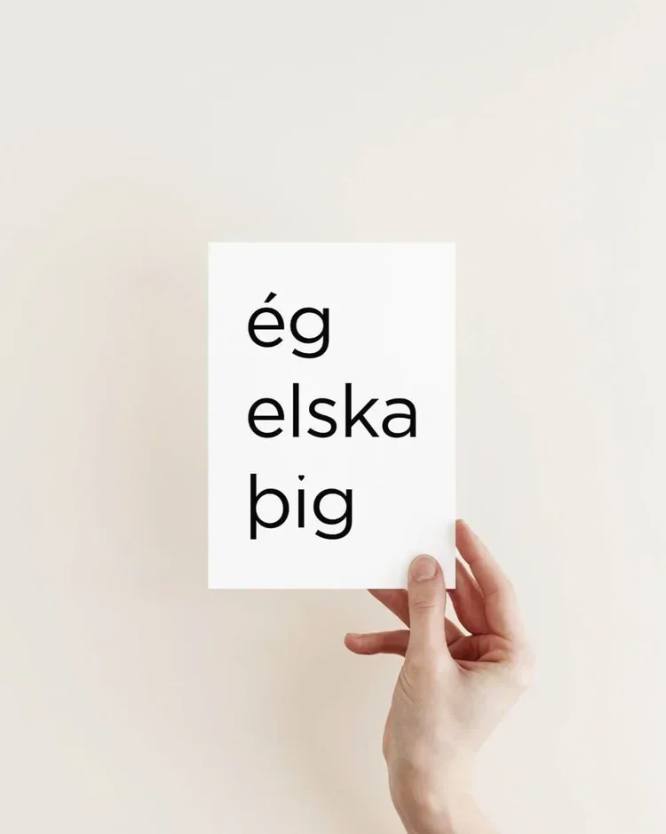 Minimalist Icelandic typography print with the phrase “ég elska þig”, meaning I love you, modern Nordic wall art.