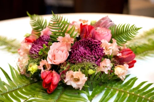 tafeldecoratie met bloemen bruiloft.jpg