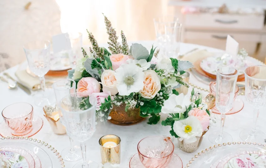 Tafelstyling in de kleuren licht roos, peach en wit. 