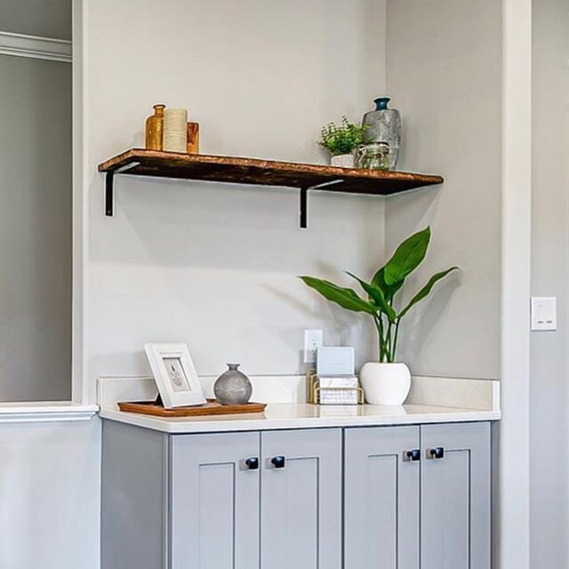 This is a beloved nook in the kitchen layout of our Benfield plan. We love little unexpected spaces that become the most functional parts of a home. 🙌🏻🤓
.⁠
.⁠
.⁠
.⁠
. ⁠
#littleandco #littleandcohomes #homedesign #interiordesign #homebuilding #john