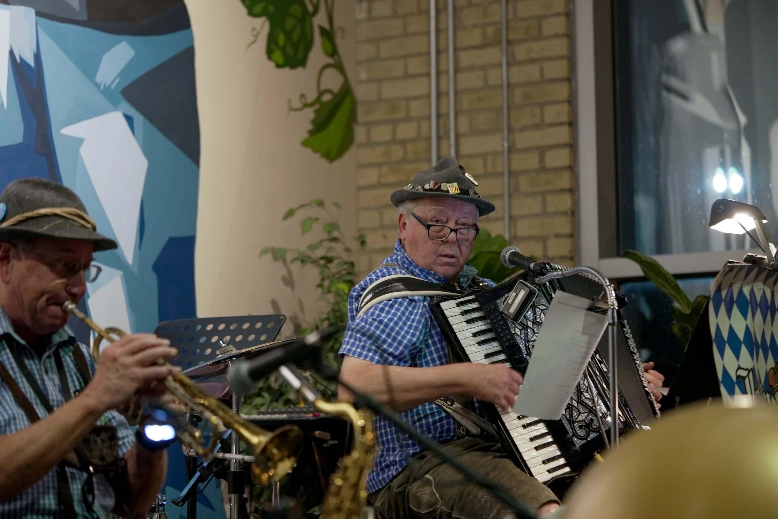 Aaron's Dad Looking for Cues Jolly Huntsmen.JPG