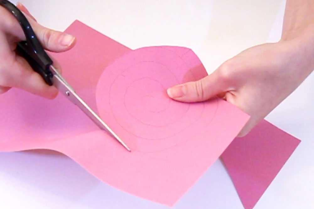 Step 1 Draw a spiral onto a piece of coloured paper and cut it out. The size of the spiral can vary, but it should be around 13cm diameter. The bigger the spiral the bigger the paper rose will be.