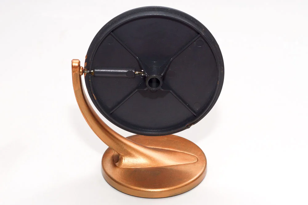 Step 2 Paint the stand with the copper or gold paint and leave to dry. Once all the parts are dry, put the globe back onto the stand.
