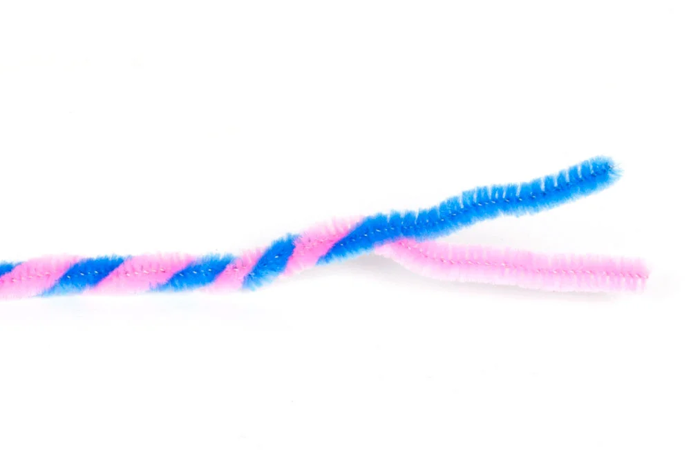 Step 1: Take two different coloured pipe cleaners and twist them together to create a stripy pattern. The more you twist it the smaller the stripes will be (I found that smaller stripes work better for this craft).