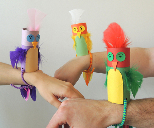 Kids can make these fun parakeets out of paper roll tubes and attach them to their wrists to play with. Tutorial at Pop Goes the Page . Subscribe to my newsletter to receive fun craft ideas, offers and freebies!