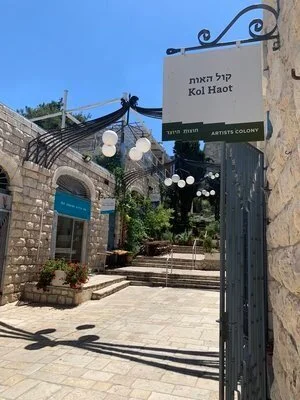 5. IN THE SHADE OF THE OLD CITY. 