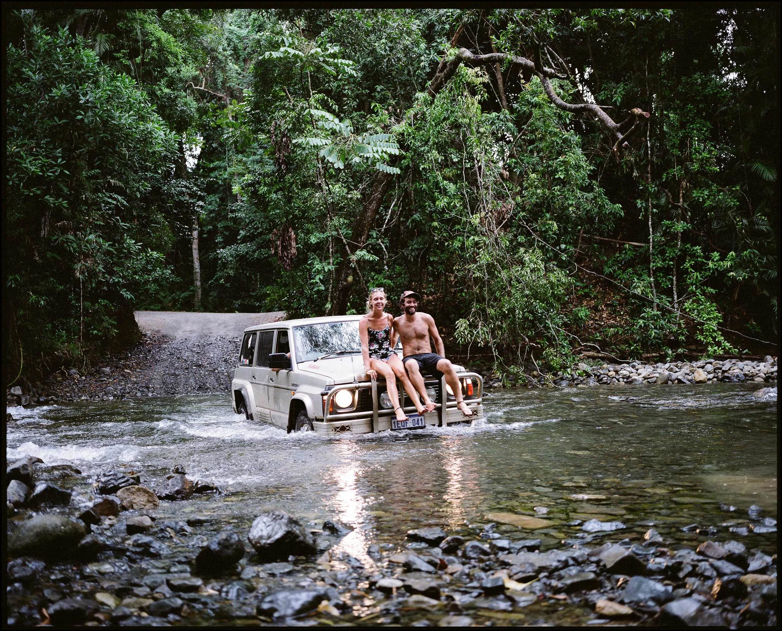 Bloomfield Track / Friends crossing Emmagen Ck / Cliff Englert ©