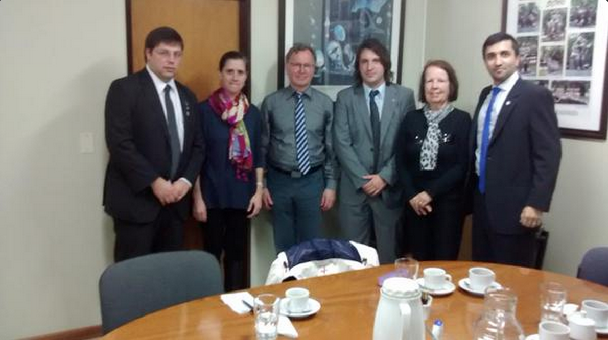 El Prof. Potthoff en el centro, junto a integrantes de UAI y Rotary.