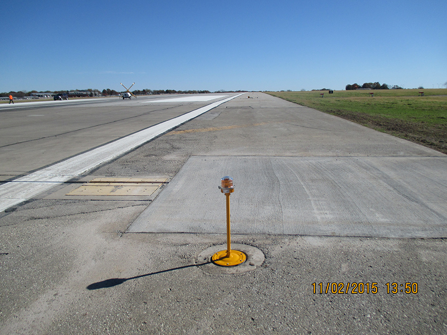 Des Moines International Airport - Runway 13-31 - LT Leon.jpg