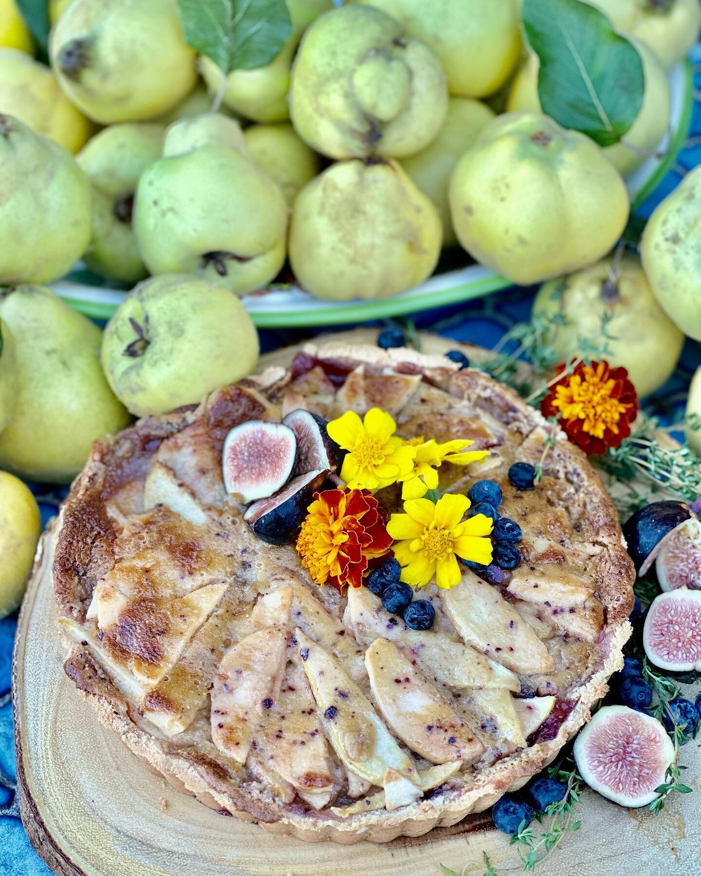 A Perfect Fall Treat for The Week, Our Harvest Tart! Made With Local Apples, Pears, Figs, and Quince.
.
Open Wednesday to Sunday 5pm-close.
Now Taking Reservations on Resy.
.
#tinasindundee #traveloregon #oregonwinecountry #seasonalcuisine #traveldun