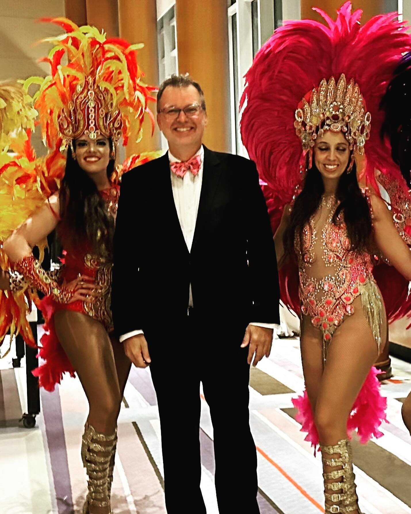 Great night helping one of my favs @asilverliningfoundation  Got to hang with the talented dancers from @chicagosamba too. #CharityAuctions #BenefitAuctioneer #wearpinkinoctober🌸 #WomensHealth