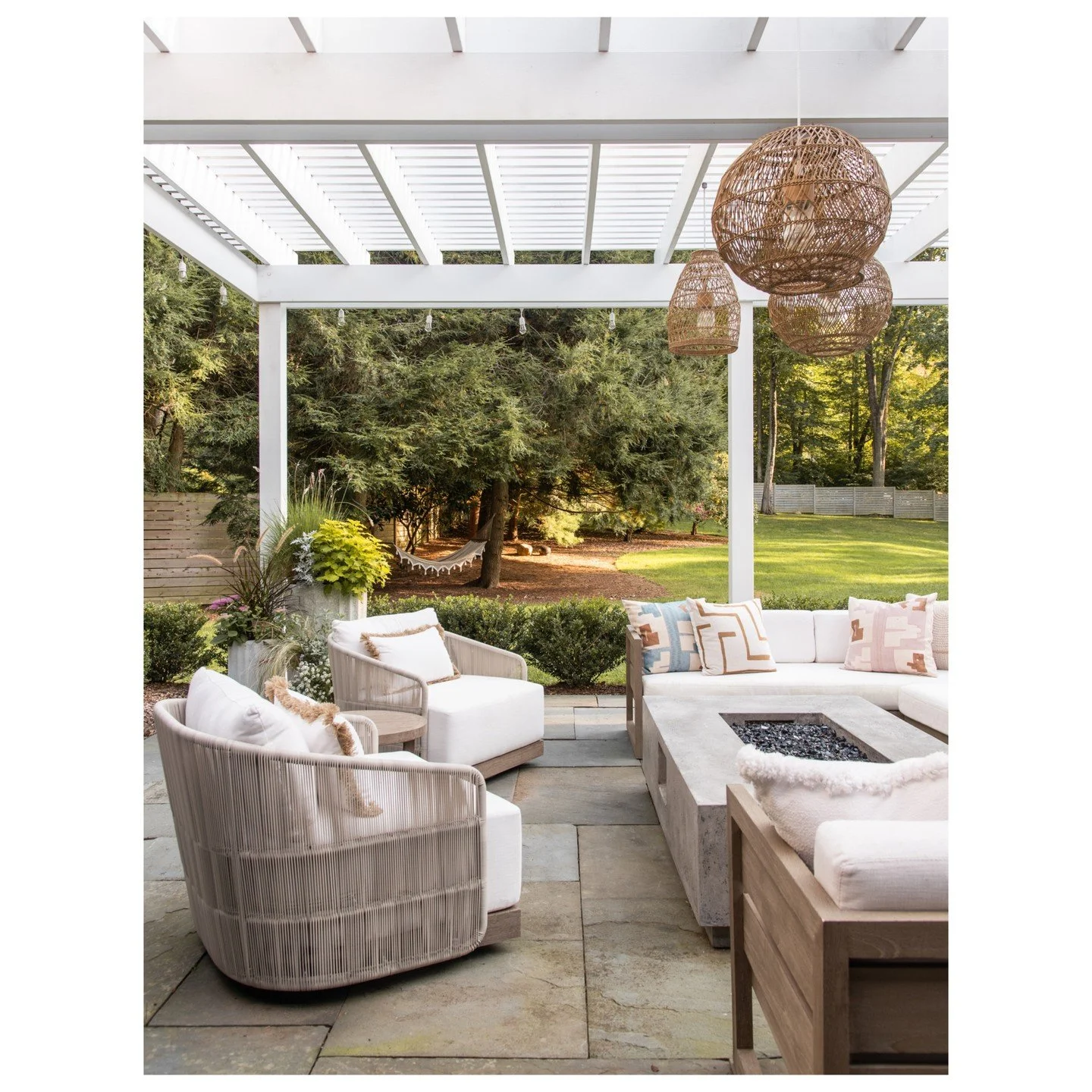 ☀️ a patio made for sunny days ☀️ | design by @alireevedesign | 📸 by @angelasunphoto⁠
⁠
⁠
⁠
⁠
#alireevedesign